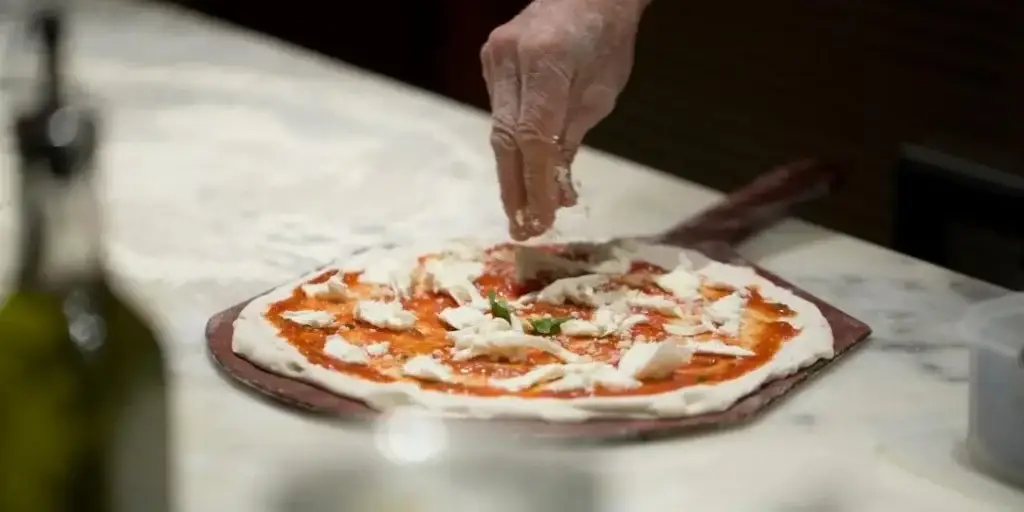 Pizza tillagas i Våla Pizzeria